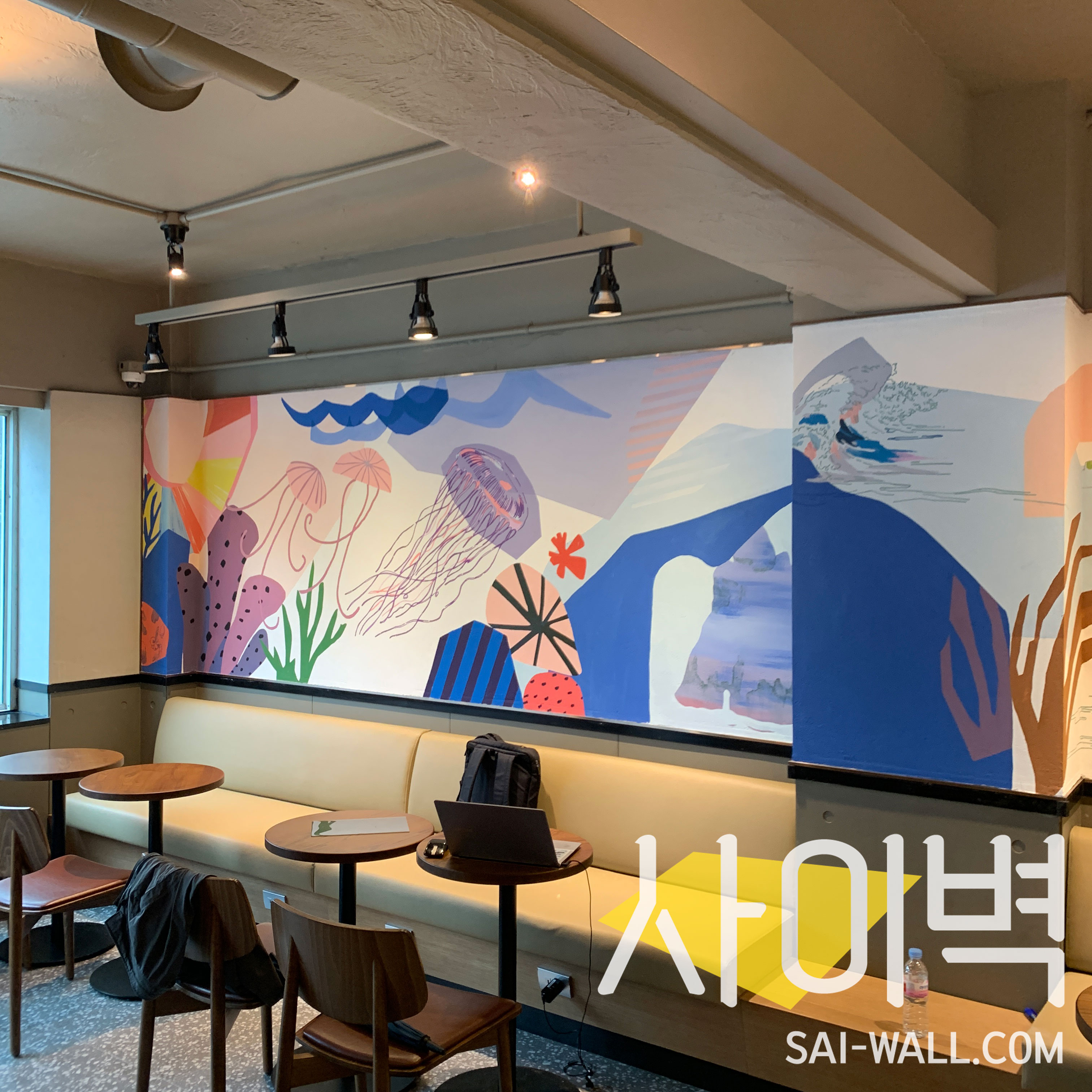 스타벅스 성균관대점 벽화 시공 사진 3